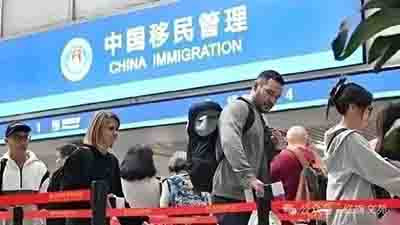 这就是美国的移民双标：来送钱的，当作宝贝收下来；来挣钱的，当作垃圾扔出去。