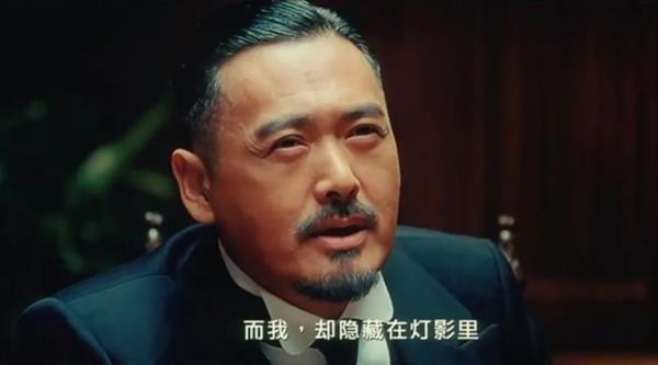 黄四郎掏出一颗地雷时,就说过这种地雷只有两颗,一颗在1910年的时候爆炸了,而另外一颗便在他的手里,这佐证了黄四郎的身份并不是那么简单,他就是革命的获益者,可为什么这样获益者最终却开了历史的倒车呢?打倒了一个黄四郎,另一个黄四郎又起来了,周而复始。而这个新的黄四郎,正是当初打倒黄四郎的那个人。张麻子不信邪,想跳出这个怪圈,他要阻止社会在这个怪圈里轮回。