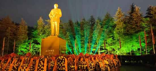 0点,沸腾的韶山,激动的人群,毛主席诞辰127周年再次见证滚滚红潮!