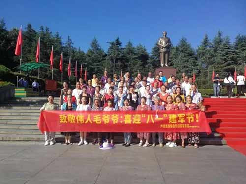 回看建军节:数百军民为毛主席献上思念感恩之花!