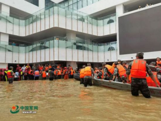 子弟兵星夜驰援！郑州阜外医院近5000被困人员成功脱险