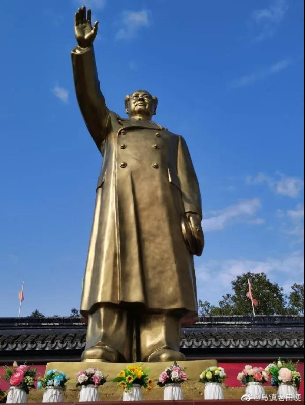 敬立毛主席像现场,万人挥手高喊毛主席万岁:纪念毛主席诞辰127周年