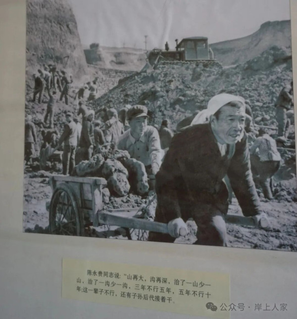 当干部，要让群众信得过。群众不信任，你怎么领导群众?要让群众信任，最主要的是干部不自私，不特殊，不忘劳动。