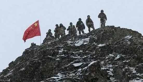 冲在最前面推搡解放军的印军，印度国内骂他们“中国佬”