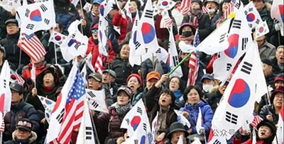 这个世界上,从来没有什么"彻底的自由"。 你以为的自由市场,不过是有人替你画好了笼子,然后告诉你——随便跑。