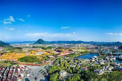 今天推行共同富裕，实质首先就是要消除资产阶级与工人阶级、农民阶级等劳动人民的利益对立，不仅要解决收入分配差距过大的问题，而且要逐步解决生产资料占有不公平的问题，把生产资料的资本家占有变为劳动人民的公共占有。不解决这个问题，共同富裕只能是一句空话。