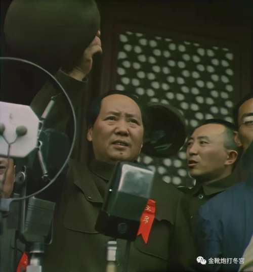 真正的教育家不是培养大师的，而是消灭大师的；真正的文学家不仅是“六朝如梦鸟空啼”，更是“五帝三皇神圣事，骗了无涯过客”，是“地主重重压迫，农民个个同仇”，是“唤起工农千百万，同心干，不周山下红旗乱！”