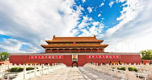 天安门城楼和毛主席像共同作为新中国的象征,表明我们既拥有着五千年的文明历史,又在毛主席的领导下建立了社会主义制度,彻底消灭了人剥削人、人压迫人的旧社会制度,开辟了中国历史的新纪元。毛主席是中国共产党、中国人民解放军和中华人民共和国的缔造者!
