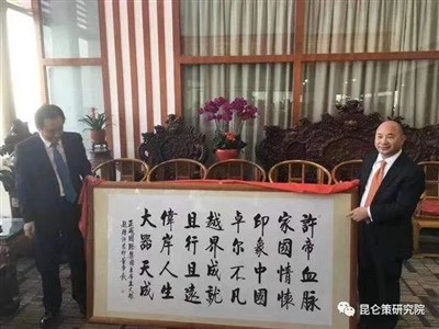 许老板们雇佣的经济学家,更是正心正念义正词严,仿佛不支持许老板这么没完没了的借钱,中国民营经济就做不了几个俯卧撑了,身子沉下去就再上不来了。