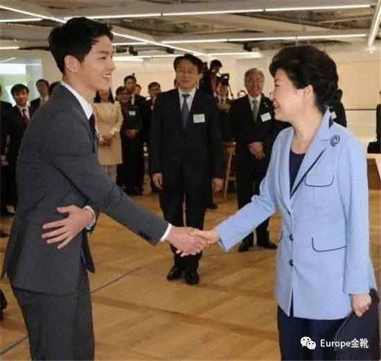 不是群众放弃了春晚,而是春晚远离了人民;不是人民亲近了韩流,而是资本控制了舞台。