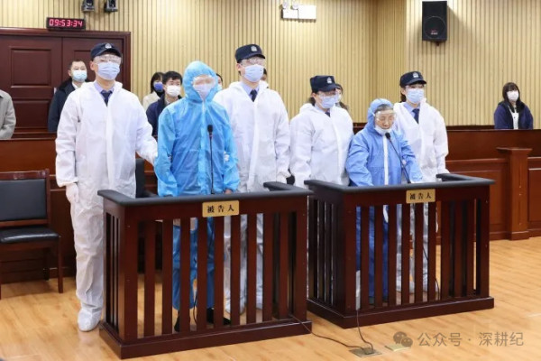 除了张明杰的犯罪事实外,一系列的问题无人解答:原种场的改制,为什么她能一手遮天?谁剥夺了职工的发言权、表决权?为什么她犯下的罪,却要让556户工人家庭承担后果?为什么搞垮工厂的领导发财了,工人却要下岗?为什么政策性改制中的劳动纠纷法院不受理?