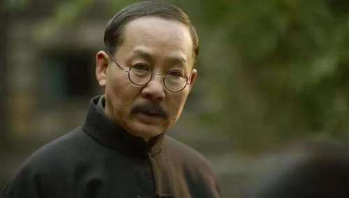 人是复杂的，也是变化发展的，盖棺定论的时候，功劳不能遮掩，过错也不必讳言，这才是唯物主义的态度。