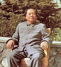 昨天穷苦的百姓,你们热爱毛泽东,是因为毛泽东教你们打土豪分田地,造反有理,吃饱穿暖,建设一个环球同此凉热的世界。今天抽泣的人们,你们热爱毛泽东,是因为你们心有不甘,尚存不泯良知,不忍看丑恶并来泥沙俱下的事实,所以聚集在这里,向毛泽东行瞩目礼。