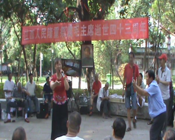 江西人民祭奠毛主席逝世43周年