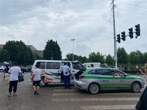 毫无疑问,在电力和互联网恢复之前,郑州这座城市秩序的缓慢修复,靠的正是一个个普通人,是货拉拉司机、马路边清扫污泥的清洁工,忠于职守的交警,还有酒店楼下免费为路人开网络热点的女服务员,是互联网技术发达之前我们就拥有的同理心、责任感,甚至出于自利的目的。