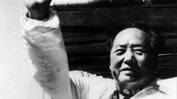 敌人对毛主席的抹黑,目的只有一个:否定他的路线,瓦解他的思想,动摇人民对自己历史的信心。但是乌云再厚,也遮不住太阳。