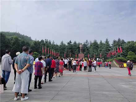 人民对毛主席的怀念,穿越了历史的云烟,经历了风雨的洗礼,却更臻醇厚;毛泽东思想,更是经过几十年国际、国内的历史实践,证明了超越时空的真理拥有怎样改天换地的力量!