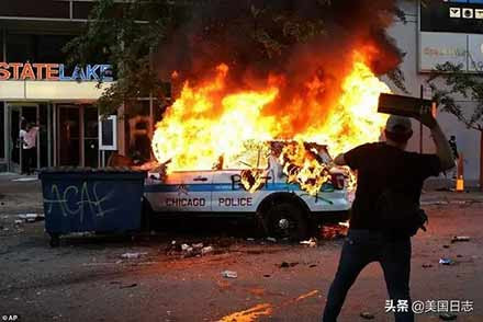 让我们重温上世纪六十年代毛泽东主席支持美国黑人抗暴斗争的声明，认清本质，坚定决心，鼓舞斗志，行动起来，给予美国人民反抗种族歧视的正义斗争以强大的声援！