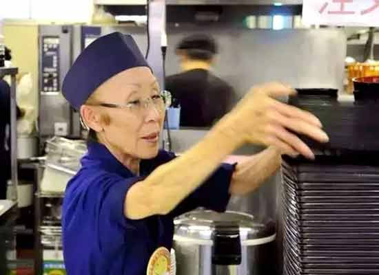 当我们自嘲打工人的时候，日本遍地都是七八十岁的资深打工人