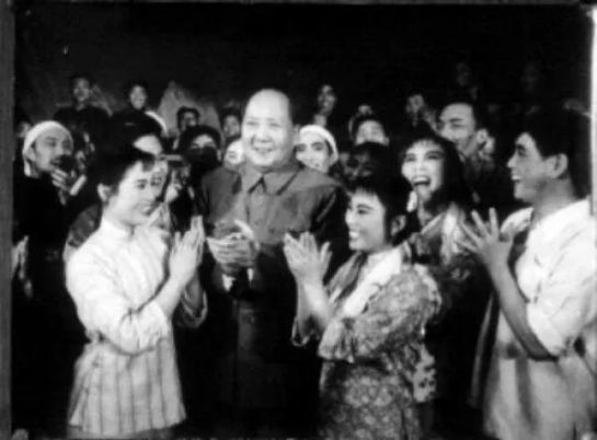 1964年的一场“迎春晚会”引出了毛主席对文艺界的严厉警告：“如不认真改造，势必在将来的某一天，要变成像匈牙利裴多菲俱乐部那样的团体。”这真是英明的预见！