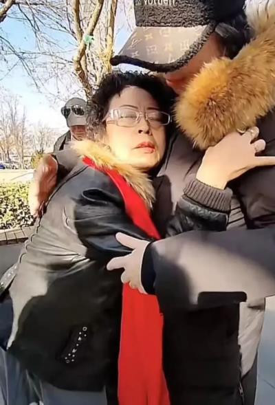 政治的进步和落后,关乎着人心向背,也关乎着政党在民众心目中的地位浮沉,一个先进的政党是具有自洁功能的,如果失去了自洁功能,也就意味着失掉了先进性。