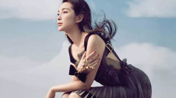 在资本主义思潮泛滥的现实下，《天眼逆流》的主人翁们走上共产主义之路的征程一点也不比《觉醒年代》那个时代容易。。。