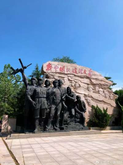 日月悬天与青山藏秀，历史铭记毛泽东;四时行地与碧潭蓄锐，人民怀念毛泽东。