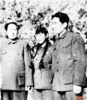 昨天穷苦的百姓,你们热爱毛泽东,是因为毛泽东教你们打土豪分田地,造反有理,吃饱穿暖,建设一个环球同此凉热的世界。今天抽泣的人们,你们热爱毛泽东,是因为你们心有不甘,尚存不泯良知,不忍看丑恶并来泥沙俱下的事实,所以聚集在这里,向毛泽东行瞩目礼。