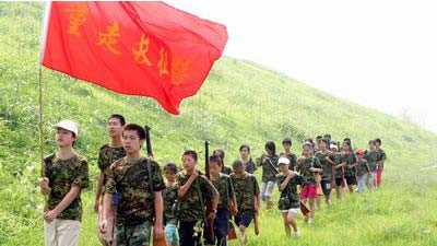 【摘要】最近看到一篇文章，题目是用长征精神讲好中国故事，在下很受启发。它提醒国人一件事，就是中国人在讲自己的故事方面欠缺了一些，我们共产党人在讲自己的故事方面欠缺了一些。我们应该记住我国老一辈共产党人的功绩，应该记住在共产党领导下涌现出的为新中国成立和为新中国的建设做出不朽贡献的所有老一辈的革命者新中国的建设者们。特别是那些在创建新中国和建设新中国中的革命英雄们值得我们永远牢记。