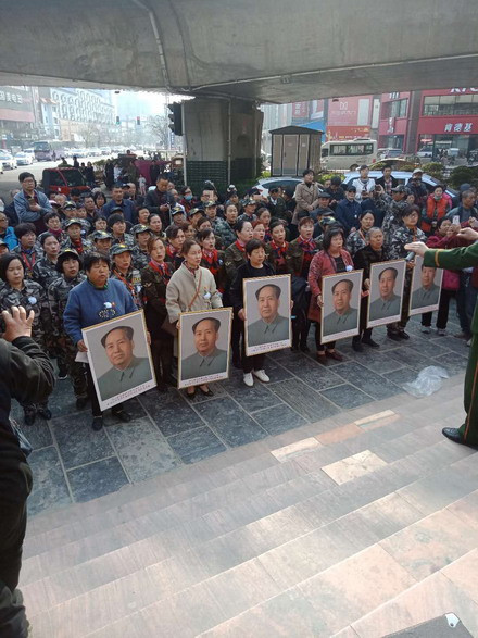 河南商丘人民清明节缅怀伟大领袖毛主席