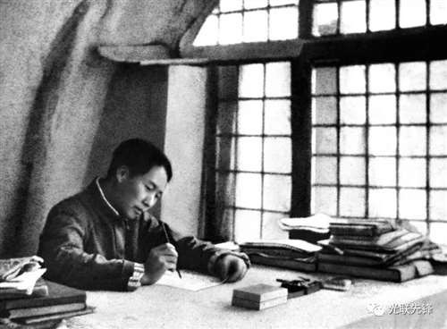 国外共产党纪念伟大领袖诞辰128周年,印度共产党人向毛主席像献花