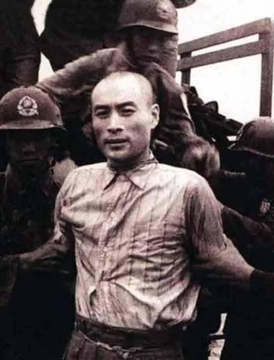 台湾当局这些年非但没有把我们当作同胞,反而成了帝国主义围堵中国的桥头堡和马前卒,反而成了积极配合美帝印太战略的带路党,严重危害着国家安全,他们不是可以团结的同志,而是彻底离心离德的“叛乱分裂分子”。