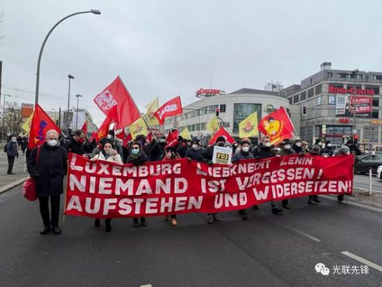 德国柏林,十余个组织、七千人举行大游行,纪念三位革命导师