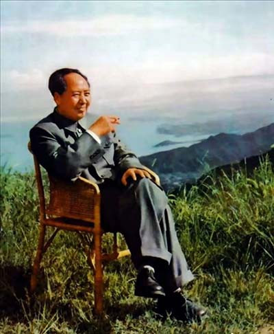 全民怀念毛主席，本质上是人民对初心的回望，是对公平社会的向往，更是提醒我们：任何发展道路，都不能脱离人民，不能任由资本挤压普通人的生存空间。