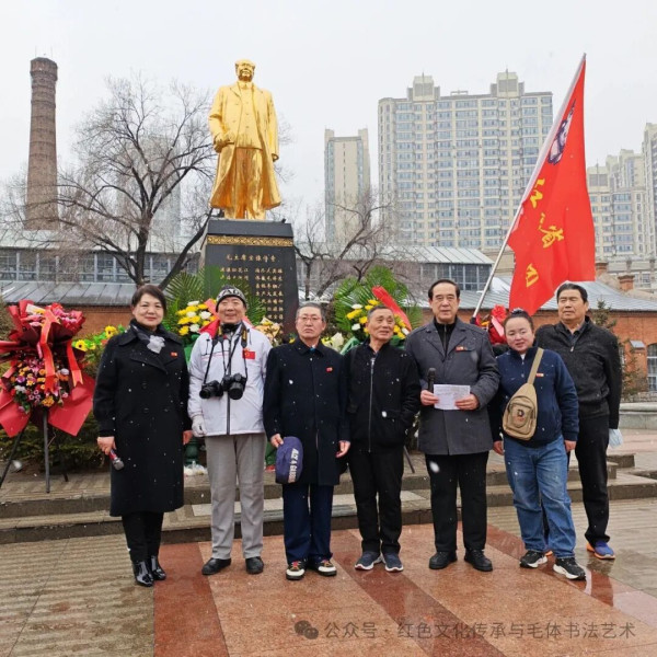 清明寄哀思  深情缅伟人——冰城群众冒雨雪纪念毛主席