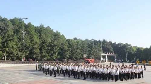 回看建军节:数百军民为毛主席献上思念感恩之花!