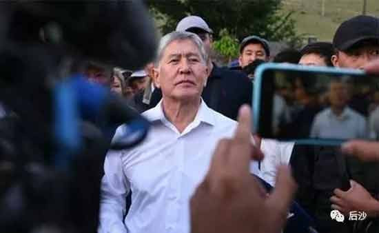 吉尔吉斯斯坦国家虽小，但NGO密度为世界最高。总人口不过637万，NGO却有5000-10000家，平均一千人就有一个NOG。慈善的、公益的、人权的、环保的、动保的、女权的、宗教的……你能想到的都有，口号都是美好、温暖、感人的。