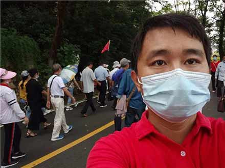 人民对毛主席的怀念,穿越了历史的云烟,经历了风雨的洗礼,却更臻醇厚;毛泽东思想,更是经过几十年国际、国内的历史实践,证明了超越时空的真理拥有怎样改天换地的力量!