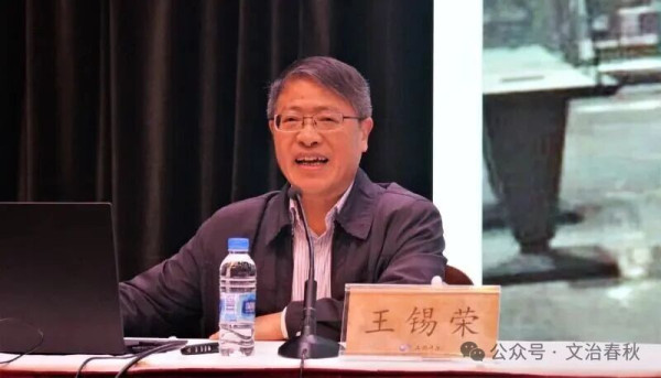 “如果工人农民不解放，工人农民的思想，仍然是读书人的思想，必待工人农民得到真正的解放，然后才有真正的平民文学。”文艺大众化问题贯穿了左翼文化运动全过程。鲁迅对于文艺大众化运动提出了自己重要的观点，在实践层面也作出了重要的贡献。