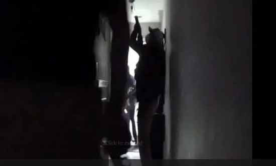 美疫情吹哨人被抄家，警察枪指孩子