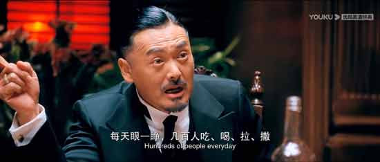 一边是被压榨生命的95后,一边是被剥夺生计的65后——最终在双向剥取之间完成利润双收的,只能是庞大的资本,立于不败之地。