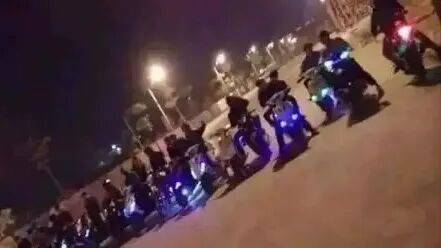 唯成绩论的社会单一评价标准,在青少年最青春、最有活力的时候,让ta们错误地认为前途是一道固定的选择题,并粗暴地将其划分为‘优’与‘差’的对立。