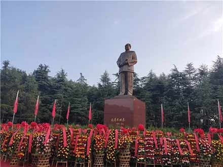 人民对毛主席的怀念,穿越了历史的云烟,经历了风雨的洗礼,却更臻醇厚;毛泽东思想,更是经过几十年国际、国内的历史实践,证明了超越时空的真理拥有怎样改天换地的力量!