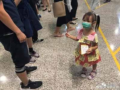暴力分子的行动特点或者说套路逐渐清晰:舆论场才是他们的真正战场,街头示威是他们炮制、编造信息的戏台。