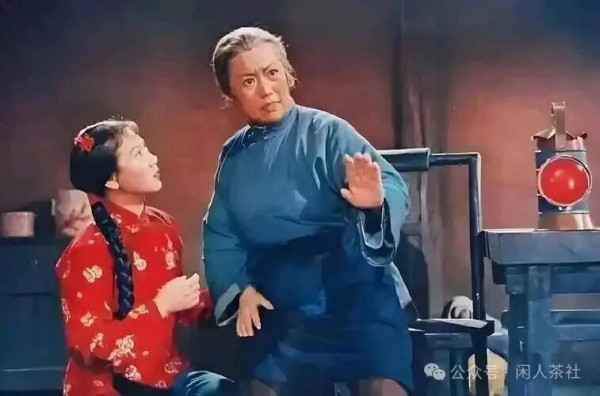 在中国文艺史上,有一个绕不过去的话题:样板戏。从《红灯记》到《智取威虎山》,从《沙家浜》到《红色娘子军》,这些诞生于半个多世纪前的作品,至今仍在舞台上常演不衰,许多唱段早已成为中国人集体记忆中的文化基因。“临行喝妈一碗酒,浑身是胆雄赳赳”“这个女人不寻常”……这些旋律一响,无数人便能脱口而出。样板戏何以具有如此持久的生命力?答案,就藏在毛主席那一句掷地有声的追问中:“我们的文艺是为什么人的?”