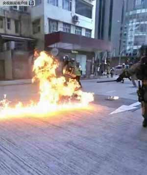 直击｜香港机场瘫痪两天，现场出现美国国旗