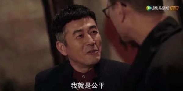 小布尔乔亚们创造了无数新鲜名词,什么“精神内耗”,什么“与自己和解”,都和放屁一般。你但凡真的接触过一个经历过前三十年的老农、老工人,就会知道——他们根本不会浪费时间去“精神内耗”,也不会矫情到“与自己和解”,他们只会活着,只会干下去。他们的“社会关系”,造就了他们这群人。