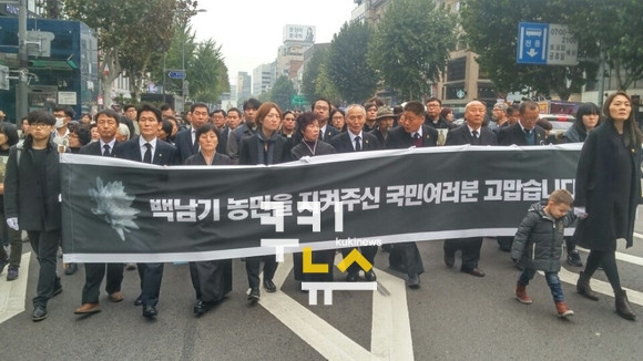 南朝鲜30万人倒朴 游行学生：成立革命政权
