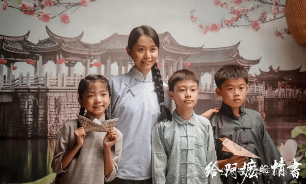 近期电影市场呈现出冰火两重天的奇观。一边是成本仅1400万元、全素人出演的潮汕方言片《给阿嬷的情书》，凭借质朴的情感与真实的质感一路逆袭，票房强势突破10亿元大关，不仅在国内引发观影热潮，更火到了东南亚；另一边则是大导演管虎执导，黄渤、倪妮等一线明星主演的《一个男人和一个女人》，顶着“顶配阵容”的光环，首日票房却仅有可怜的100多万元，连主演片酬的零头都难以覆盖。