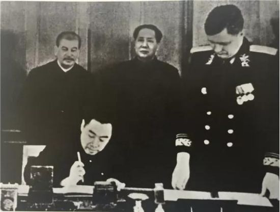 美国在越南打了10年，一次都没敢越过17度线。帝国主义在东方架起几门大炮就可以征服一个国家、一个民族的历史，一去不复返了! 这就是抗美援朝的意义。这就是中国人民解放军打出来的地位！